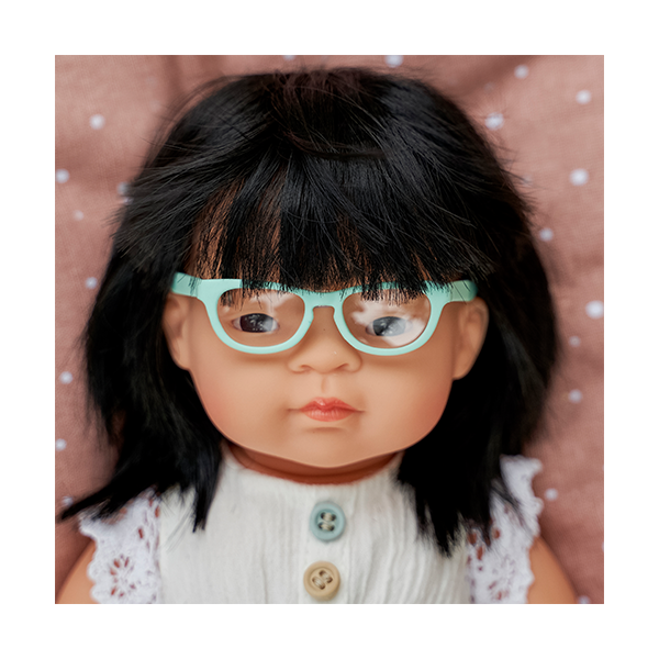Muñeca asiatica 38 cm. con gafas
